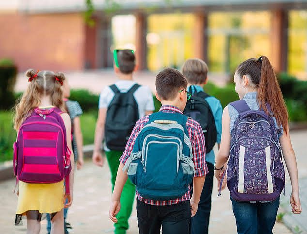 ¿Mochilas pesadas en el regreso a clases? Especialista advierte por lesiones y problemas de postura en niños