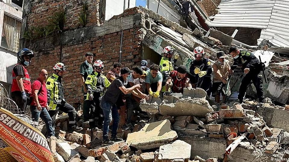 Sube a 169 el balance de muertos por el sismo en Colombia