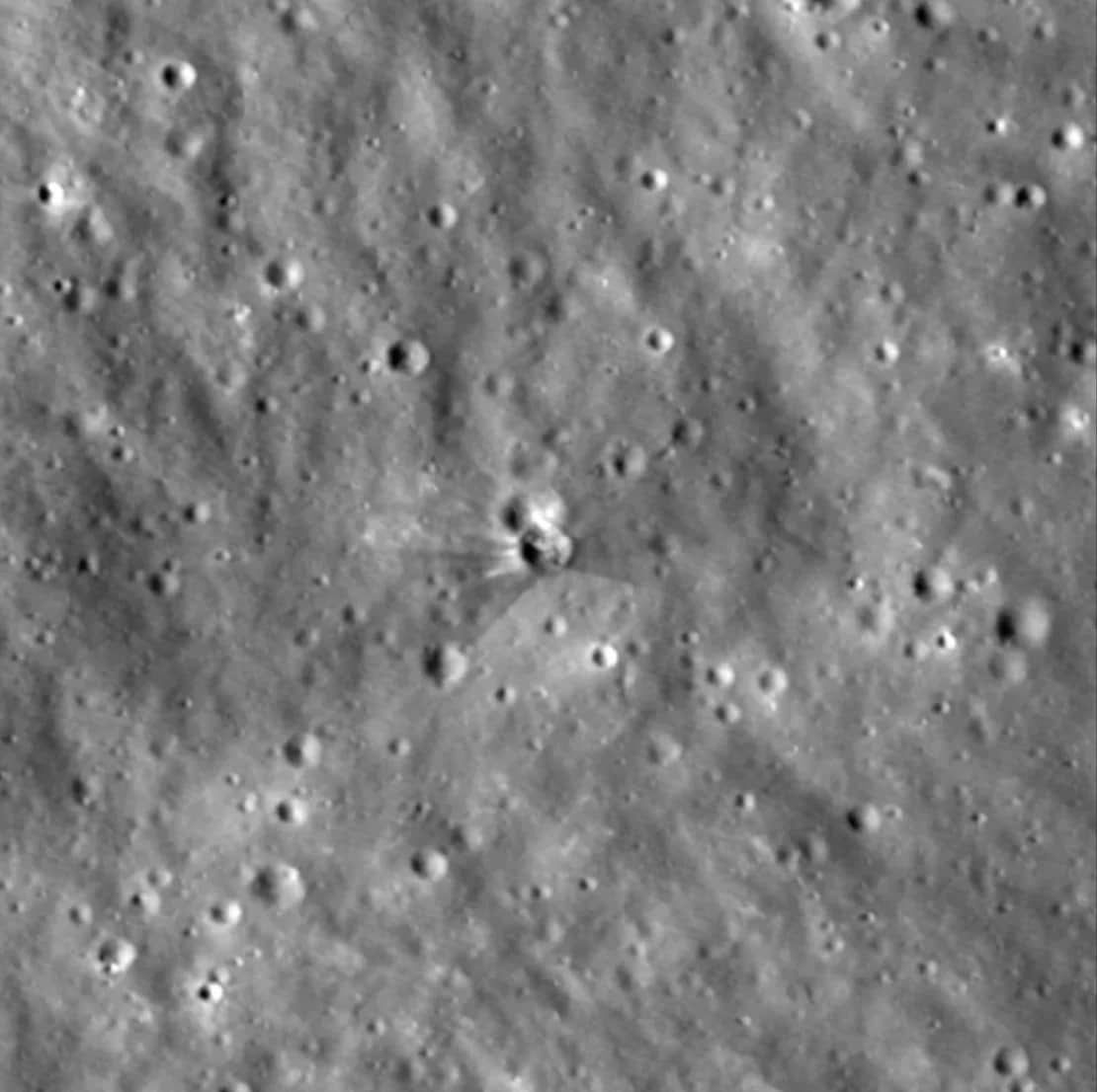 Nuevas imágenes de la NASA revelan el lugar del impacto del cohete de SpaceX tras su colisión con la Luna