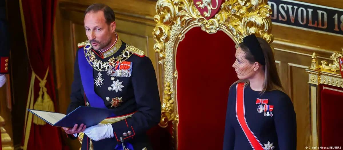 El rey Haakon VIII de Noruega jura ante el Parlamento