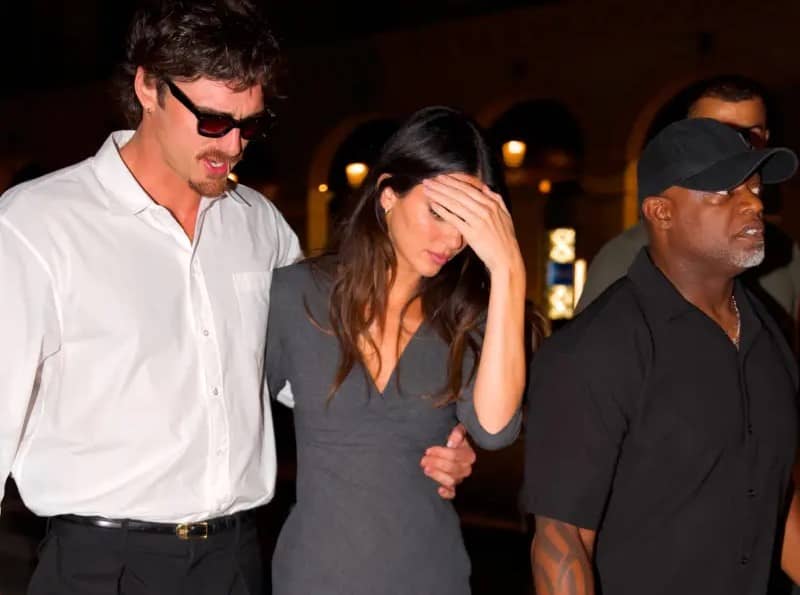 Jacob Elordi se enfrenta a los fotógrafos durante una salida en París con Kendall Jenner