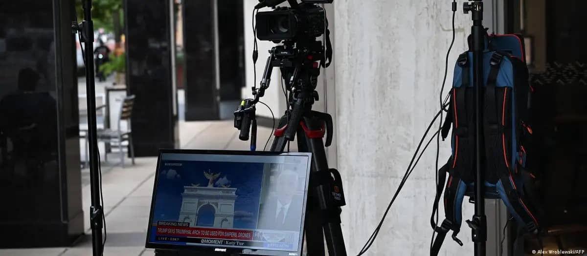 Juez ordena restablecer el acceso a medios vetados por Trump
