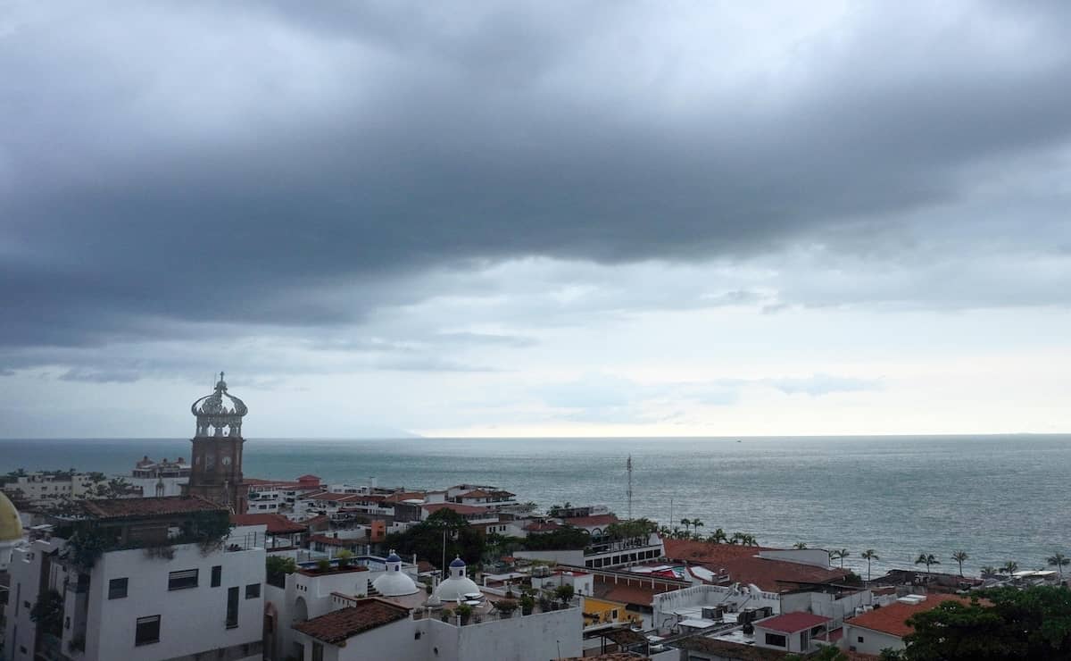 Marina cierra puertos ante avance del huracán Polo