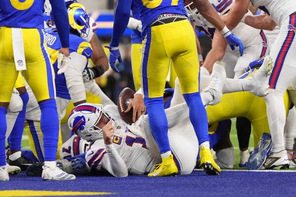 Alaric Jackson golpea a Bradley Chubb tras la victoria de Buffalo en tiempo extra sobre Rams