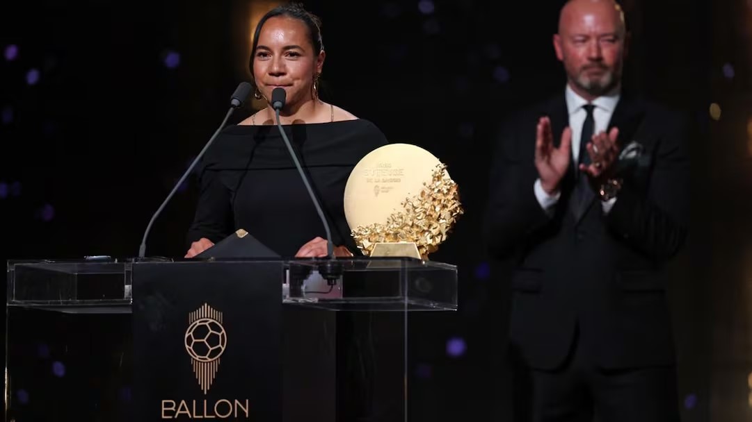 Charlyn Corral gana el Balón de Oro a la Mejor Delantera del Año; hace historia para México