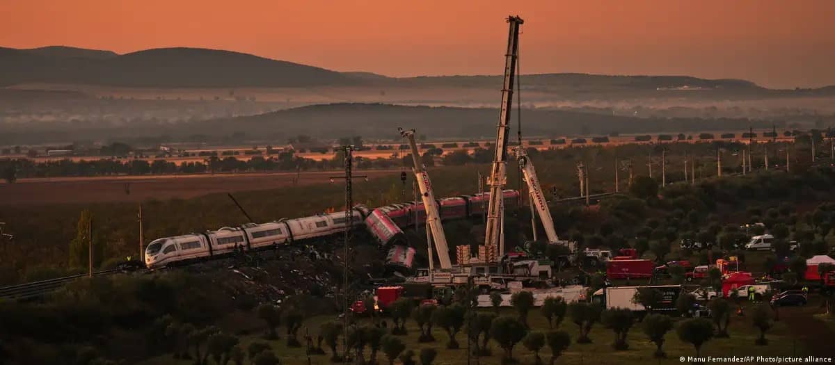 España sigue buscando víctimas, de luto tras grave accidente de trenes