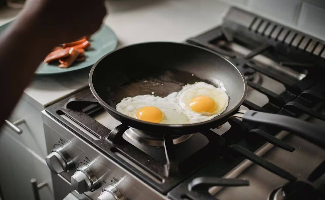 Tip de cocina; ¿qué ponerle a los huevos para que no se peguen al sartén?