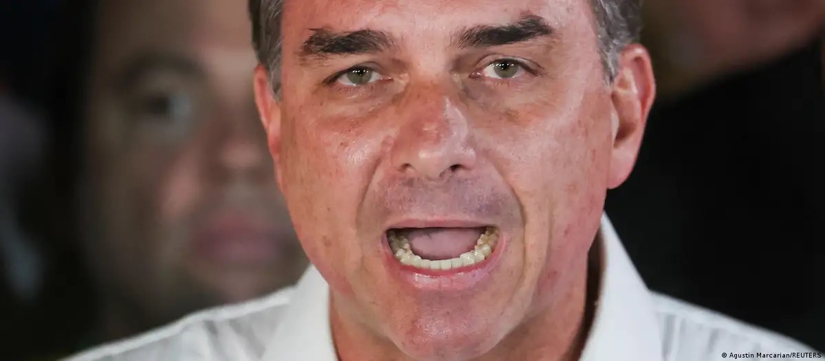 Flávio Bolsonaro dice que se le prohibió salir de Brasil