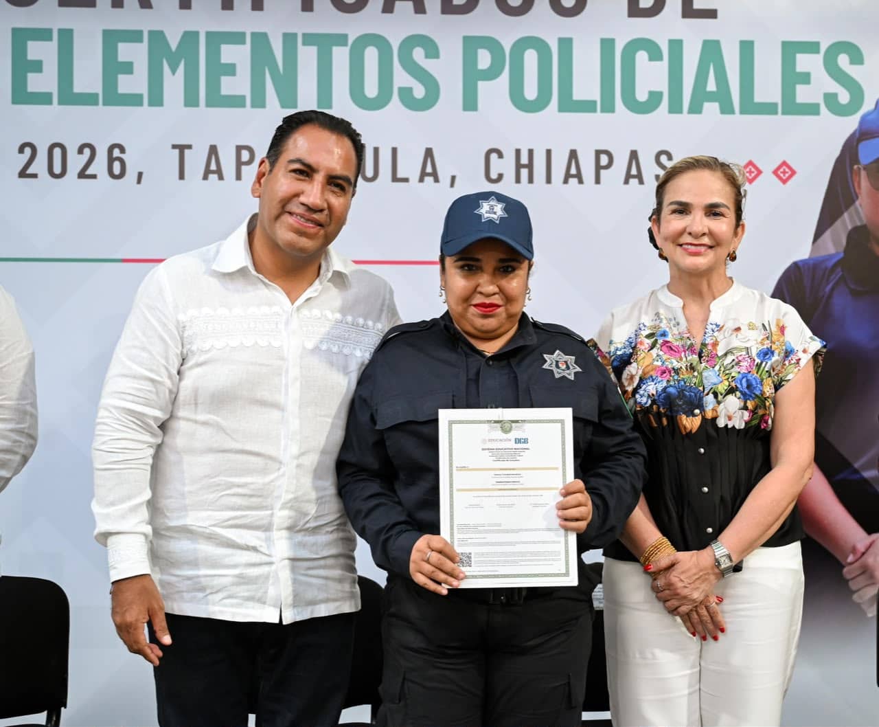 Eduardo Ramírez entrega certificados de bachillerato a policías de seis municipios