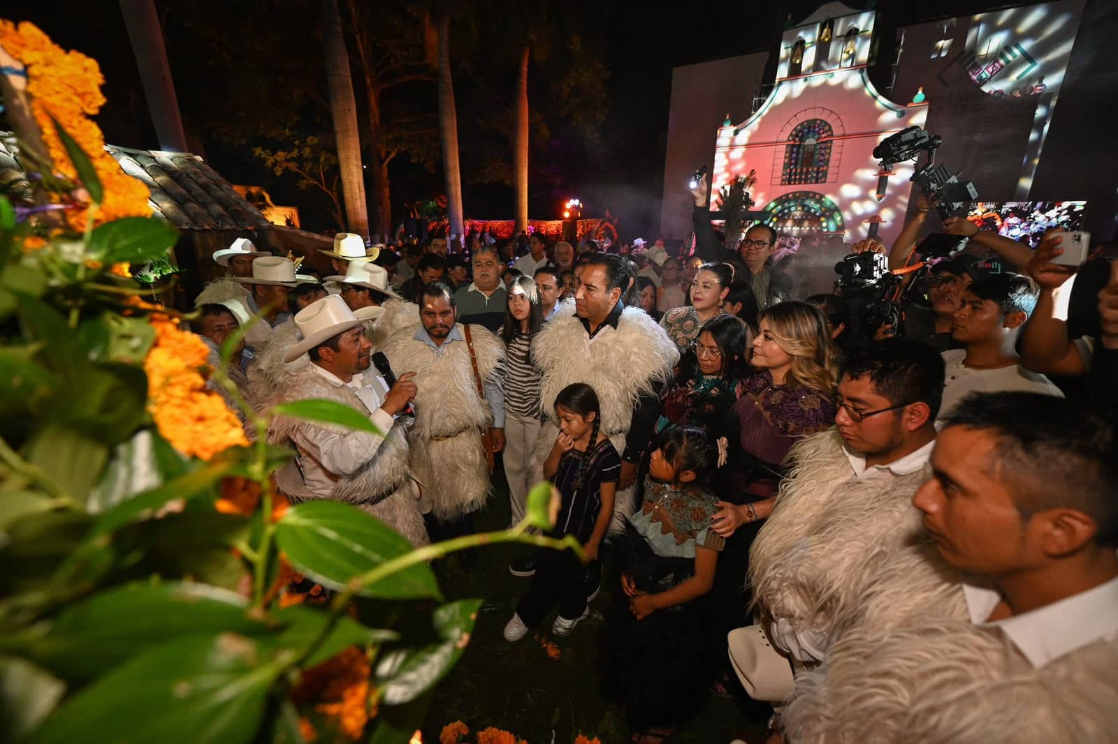 Eduardo Ramírez y Sofía Espinoza honran las raíces y la espiritualidad de Chamula con el Día de las Almas