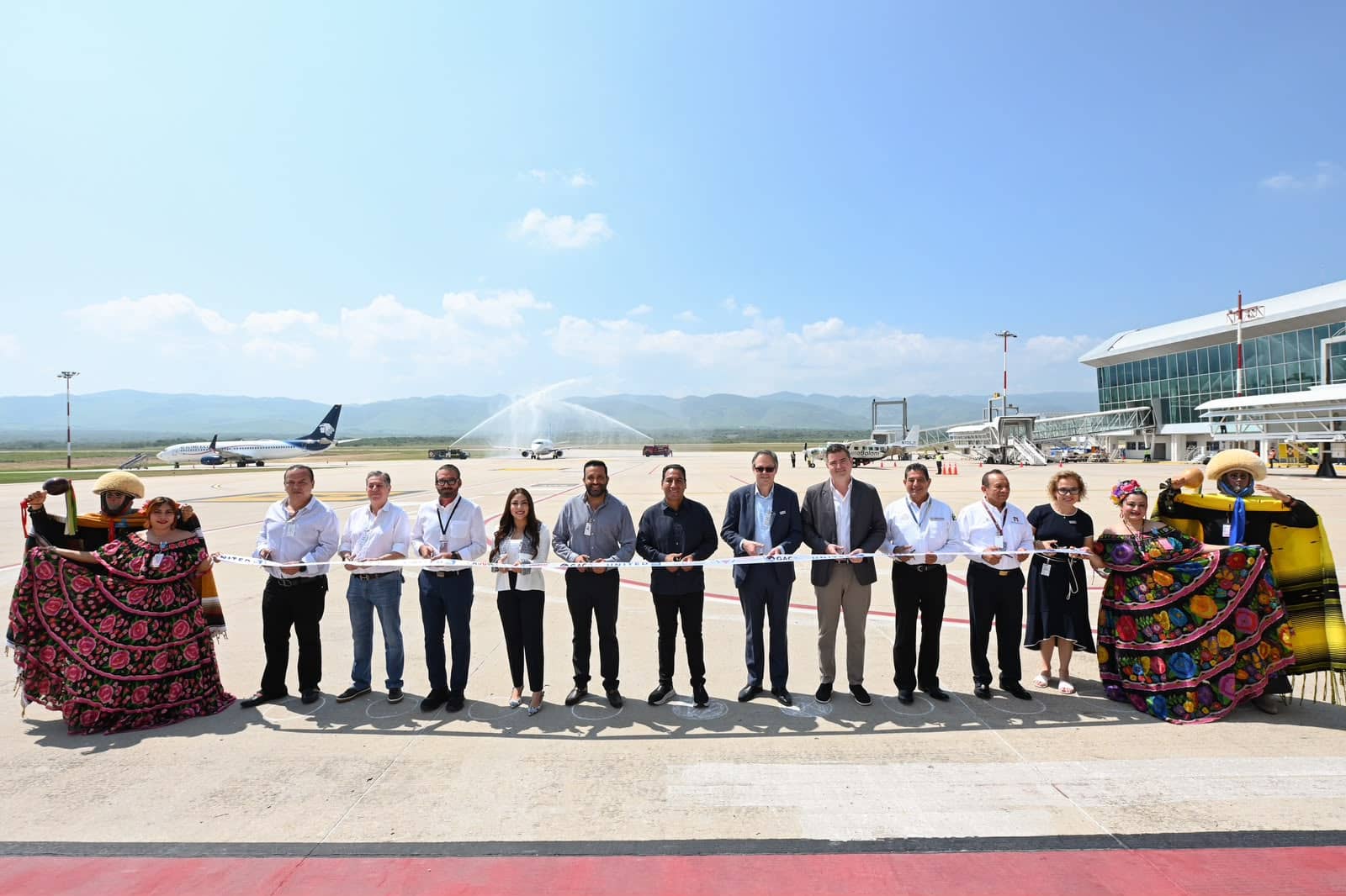 Eduardo Ramírez inaugura la ruta aérea internacional Tuxtla Gutiérrez-Houston de United Airlines