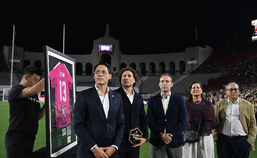 Memo Ochoa recibe un homenaje a su carrera en el amistoso México vs Chile