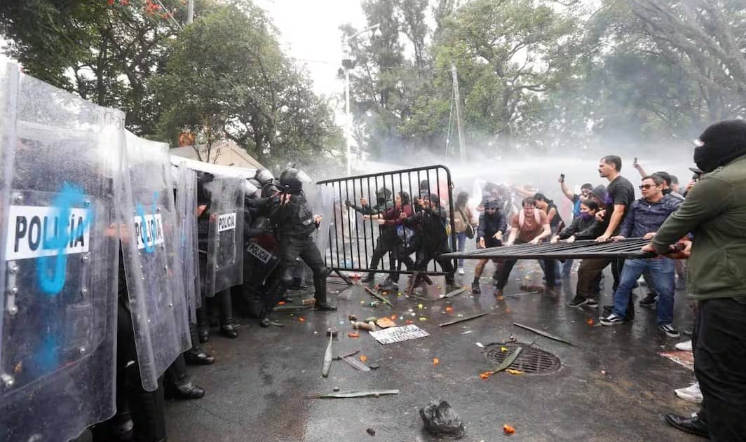 Investigan a dos policías y un bombero por presunto uso excesivo de la fuerza en manifestación en Jalisco; Gobernador reconoce abusos