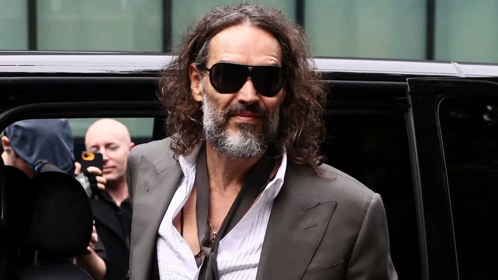 Russell Brand actuaba como un depredador sexual “calculador y manipulador”, según la fiscalía británica