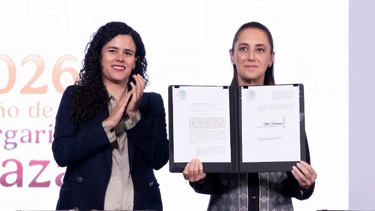 Sheinbaum firma decreto para prohibir doble nacionalidad a la presidencia de México