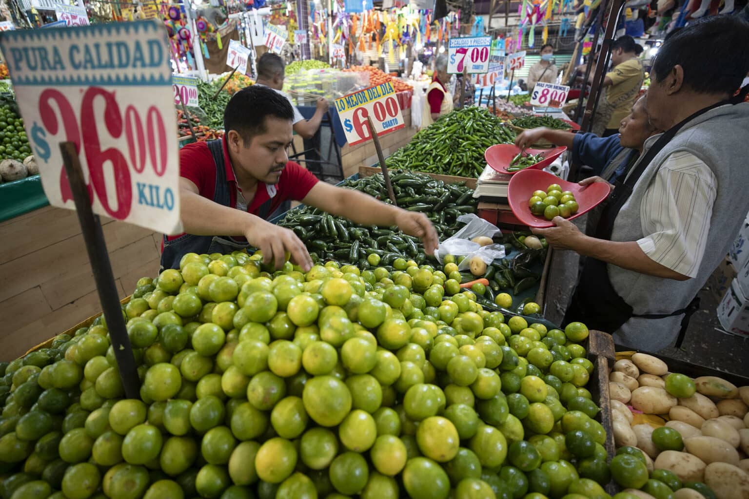 Inflación en México subió a 3.45% en septiembre, impulsado por alimentos como el jitomate y cebolla
