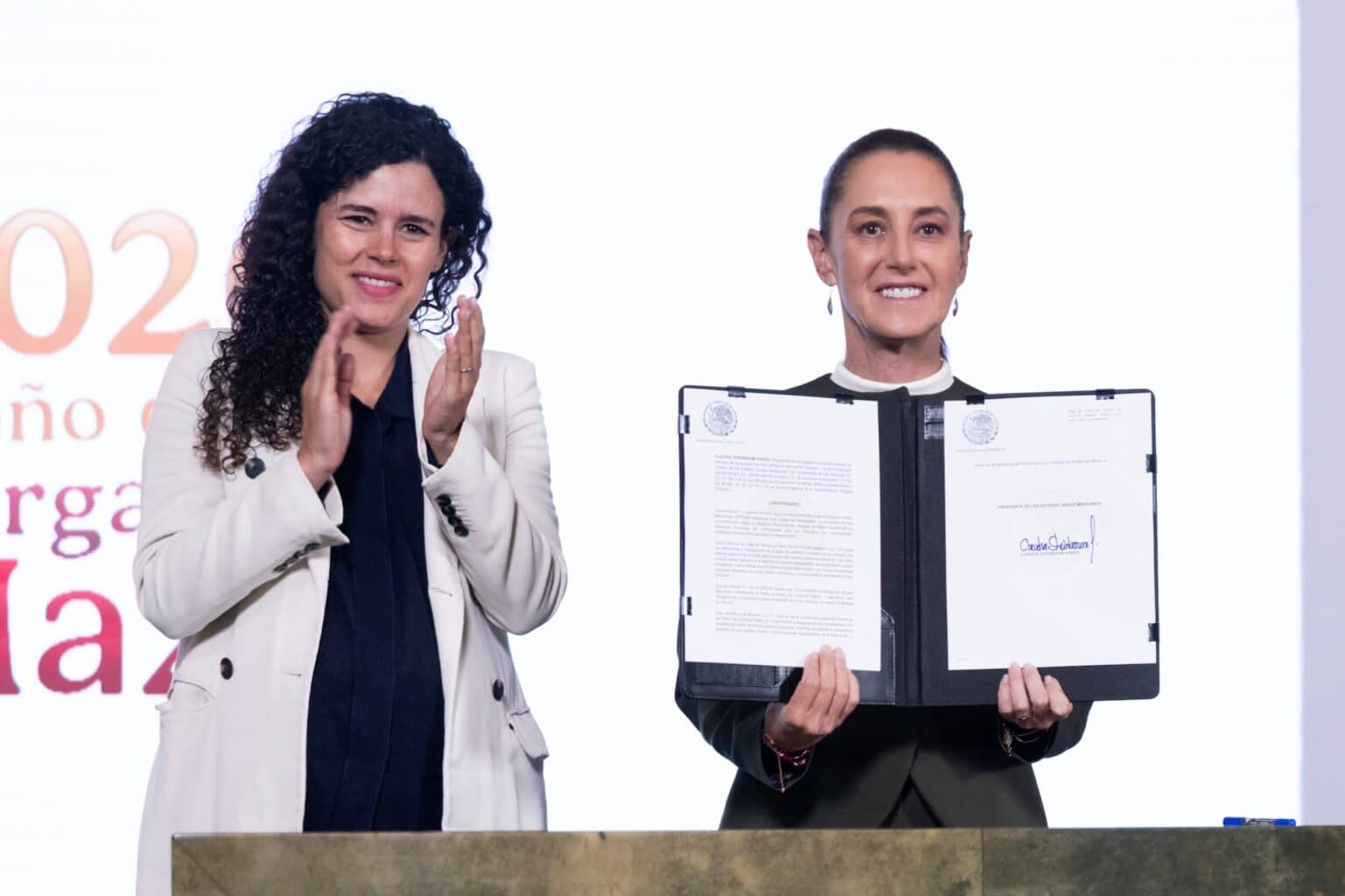 Sheinbaum firma decreto para proteger a menores en plataformas digitales